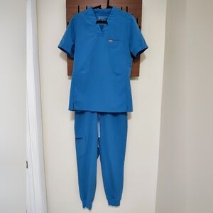 Figs scrubs Womens Small Set